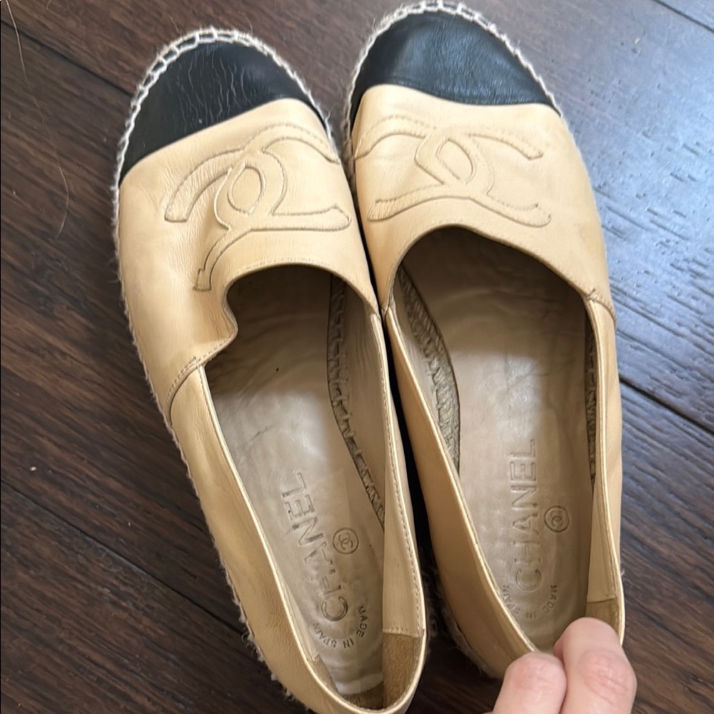 CHANEL Tan and Black Espadrilles Size 40 - Picture 6 of 6